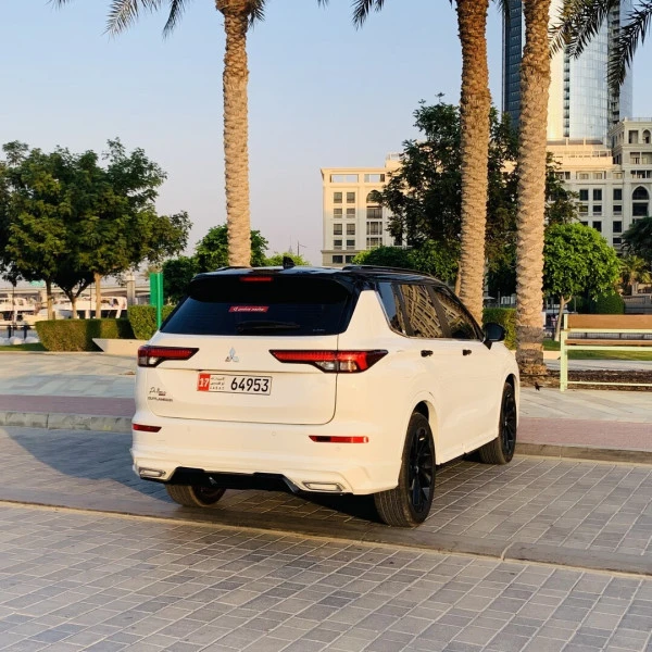  White Mitsubishi Outlander Photo 