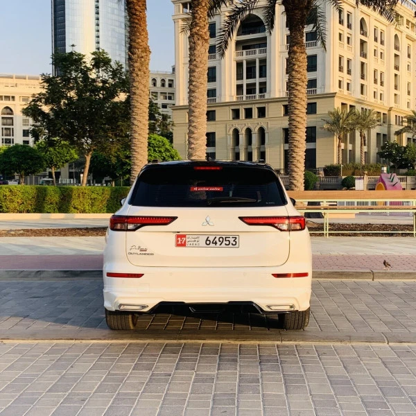  White Mitsubishi Outlander Photo 