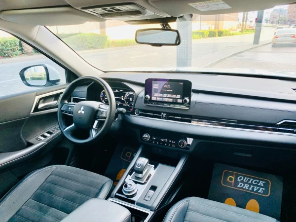  White Mitsubishi Outlander Photo 