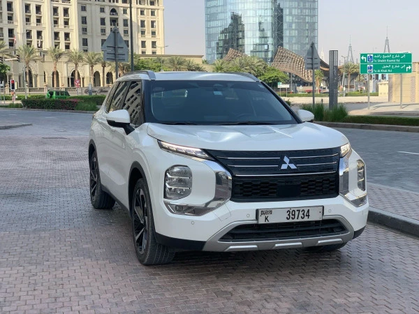 White Mitsubishi Outlander Photo 