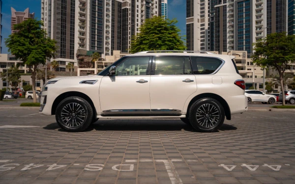  White Nissan Patrol Platinum V6 Photo 