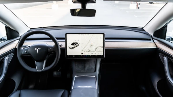  White Tesla Model Y Long Range Photo 