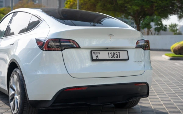  White Tesla Model Y Long Range Photo 
