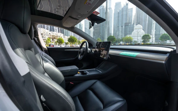  White Tesla Model Y Long Range Photo 