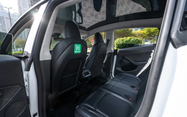  White Tesla Model Y Long Range Photo 