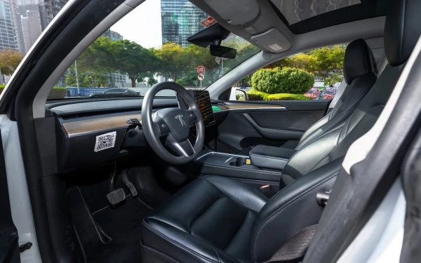  White Tesla Model Y Long Range Photo 