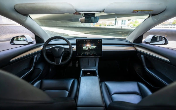  White Tesla Model Y Long Range Photo 