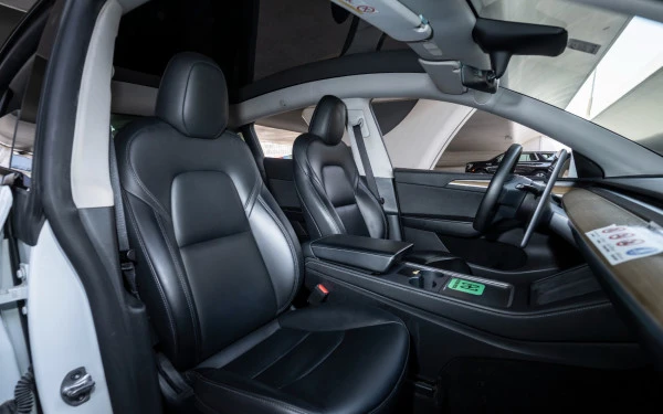  White Tesla Model Y Long Range Photo 